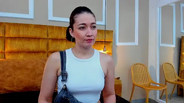 Snapshot of adarussell chatting on 01.21.25 adarussell online show from 01.21.25