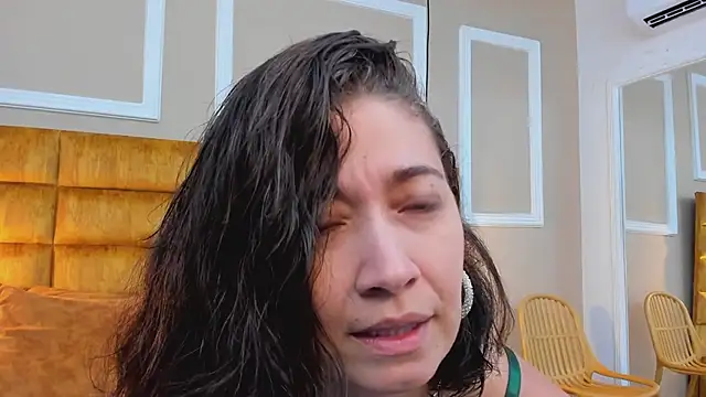 Snapshot of adarussell chatting on 03.17.25 adarussell online show from 03.17.25