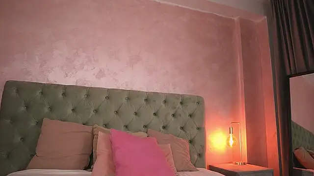 LucyWilow online show from 07.04.26