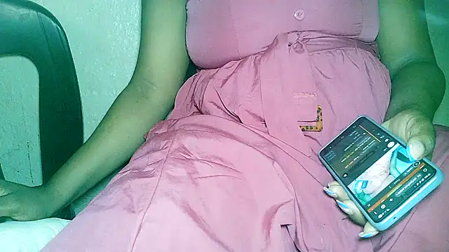 Snapshot of vanie chatting on 02.06.26 vanie online show from 02.06.26