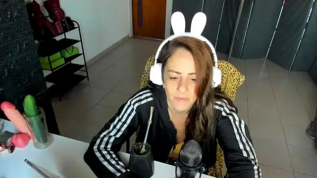 Snapshot of jessiburningheels chatting on 02.26.25 jessiburningheels online show from 02.26.25