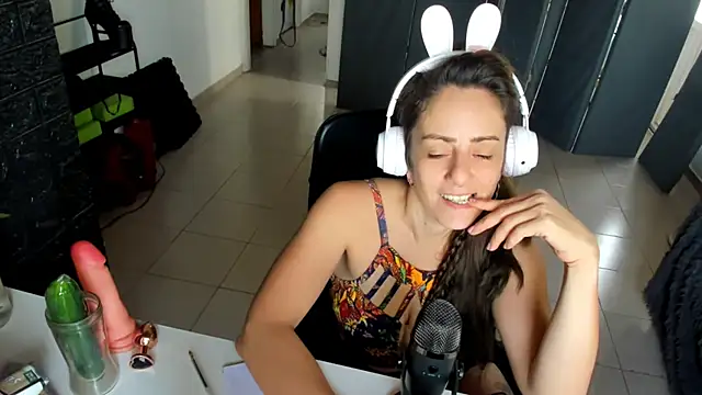 Snapshot of jessiburningheels chatting on 02.28.25 jessiburningheels online show from 02.28.25