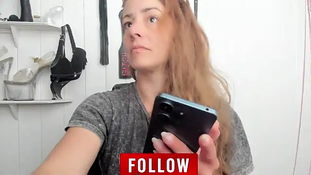 Snapshot of jessiburningheels chatting on 10.16.25 jessiburningheels online show from 10.16.25