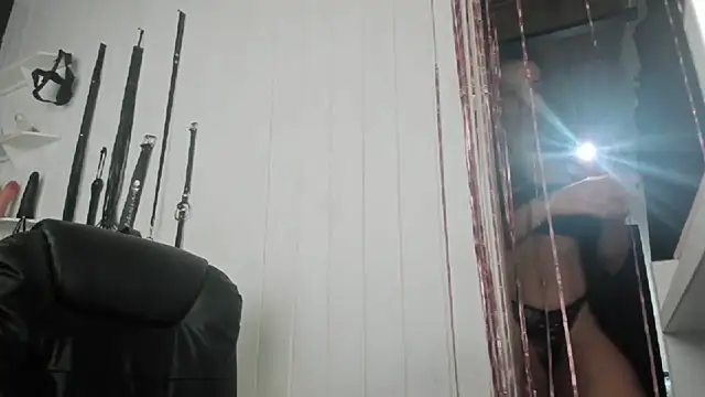 Snapshot of jessiburningheels chatting on 11.11.25 jessiburningheels online show from 11.11.25