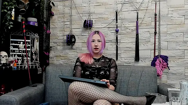 Snapshot of CruelMistress chatting on 06.02.26 CruelMistress online show from 06.02.26