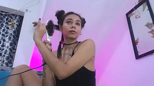 Snapshot of diamonmeli chatting on 02.04.25 diamonmeli online show from 02.04.25