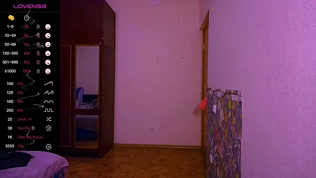 Snapshot of Chloe_strip chatting on 10.17.25 Chloe strip online show from 10.17.25