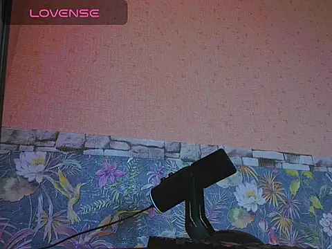 Snapshot of Chloe_strip chatting on 10.20.25 Chloe strip online show from 10.20.25