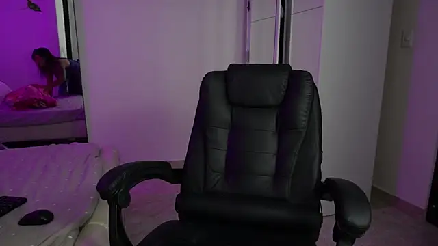 Snapshot of tammylee_ chatting on 10.15.25 tammylee online show from 10.15.25