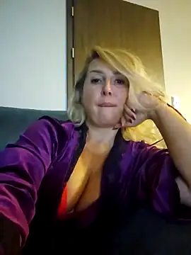 Snapshot of MariaRichi_ chatting on 10.19.25 MariaRichi  online show from 10.19.25