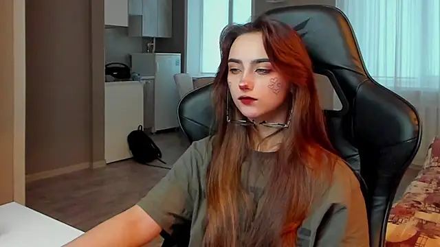 Snapshot of SilverDream chatting on 02.09.25 SilverDream online show from 02.09.25