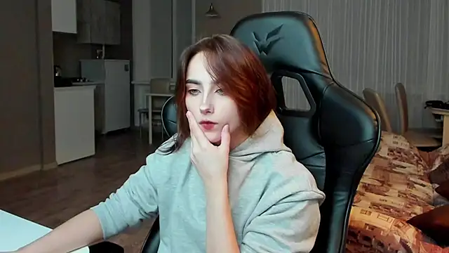 Snapshot of SilverDream chatting on 03.16.25 SilverDream online show from 03.16.25