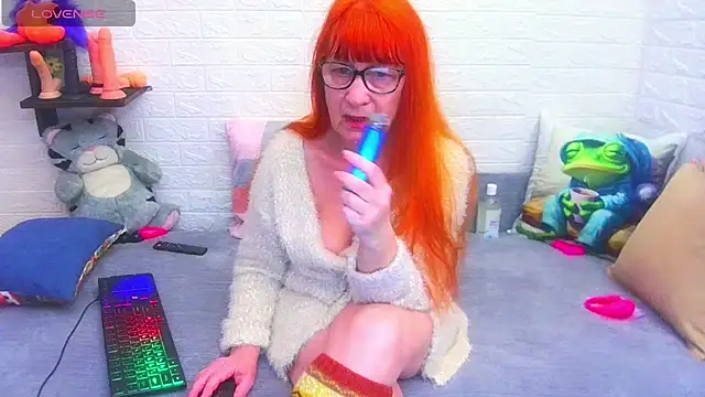 Snapshot of RedHousewife chatting on 02.07.26 RedHousewife online show from 02.07.26