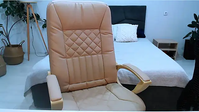 Snapshot of NaughtyNylonFeet chatting on 10.08.25 NaughtyNylonFeet online show from 10.08.25