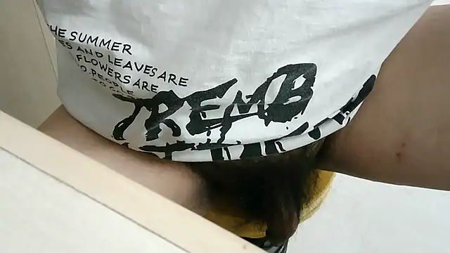 Snapshot of XiaoGuoGuo284512 chatting on 10.31.25 XiaoGuoGuo284512 online show from 10.31.25