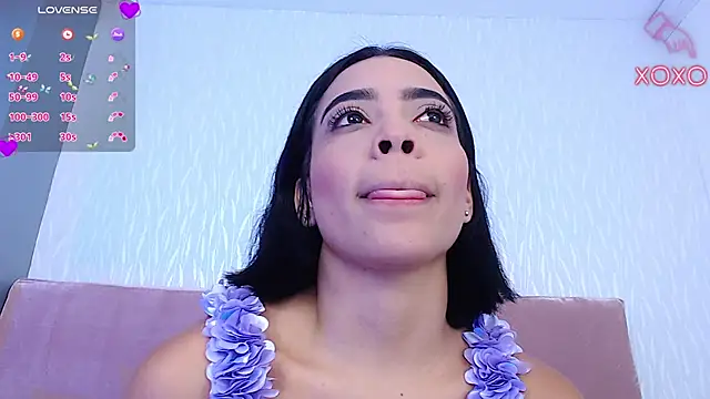 Snapshot of SaraSchmitt chatting on 01.08.25 SaraSchmitt online show from 01.08.25