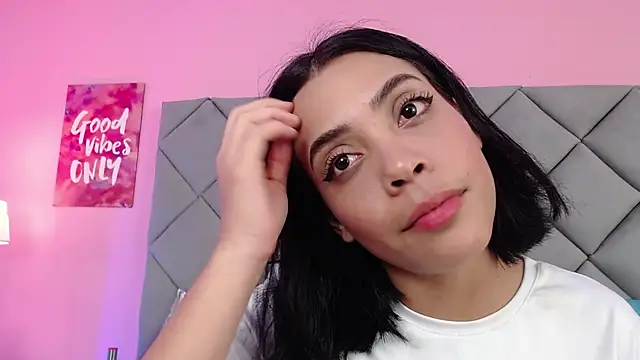 Snapshot of SaraSchmitt chatting on 03.06.25 SaraSchmitt online show from 03.06.25