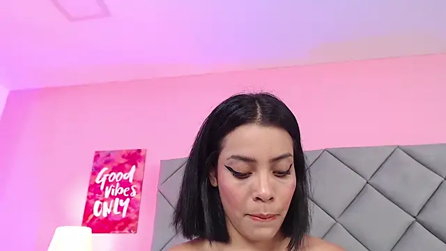 Snapshot of SaraSchmitt chatting on 03.08.25 SaraSchmitt online show from 03.08.25