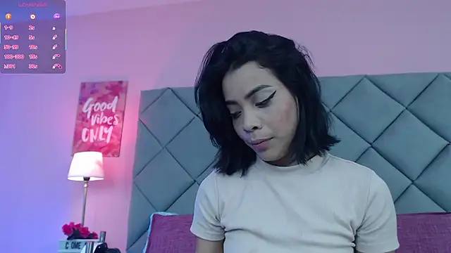 Snapshot of SaraSchmitt chatting on 03.12.25 SaraSchmitt online show from 03.12.25