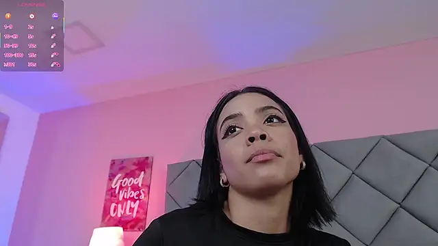 Snapshot of SaraSchmitt chatting on 03.18.25 SaraSchmitt online show from 03.18.25