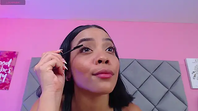 Snapshot of SaraSchmitt chatting on 03.21.25 SaraSchmitt online show from 03.21.25