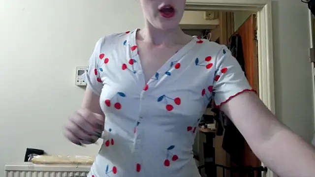 Snapshot of LexiSnowUK chatting on 03.19.25 LexiSnowUK online show from 03.19.25