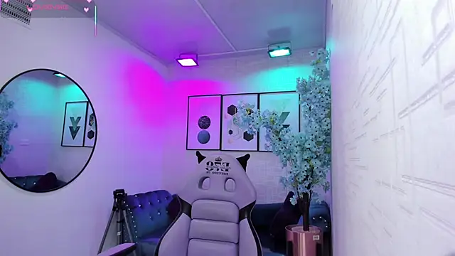 Tiara rr online show from 04.14.26