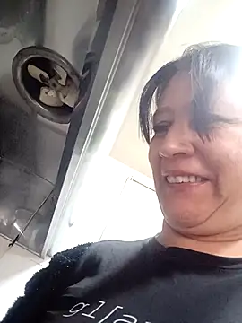 Snapshot of carolina_linarez69 chatting on 10.27.25 carolina linarez69 online show from 10.27.25