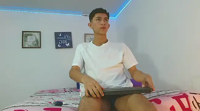 Snapshot of Noah_tyler_ chatting on 12.21.24 Noah tyler online show from 12.21.24