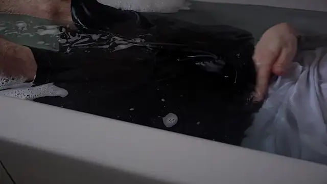 Snapshot of thewetshorts chatting on 01.05.25 thewetshorts online show from 01.05.25