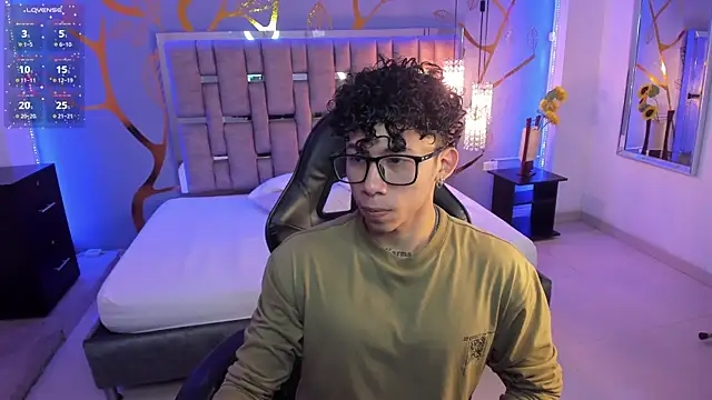 Snapshot of AkazaBoy_ chatting on 02.28.25 AkazaBoy  online show from 02.28.25