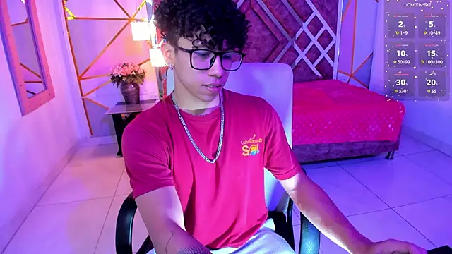 Snapshot of AkazaBoy_ chatting on 03.04.25 AkazaBoy  online show from 03.04.25