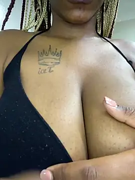 Snapshot of BeautyAuroa chatting on 03.08.25 BeautyAuroa online show from 03.08.25