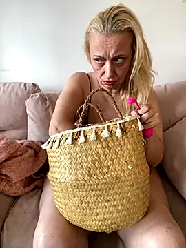 Melinastarr online show from 11.17.25