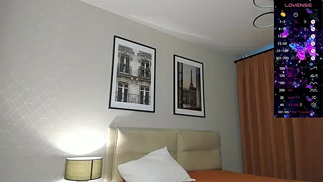 Holly Molii online show from 09.29.25