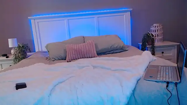 Snapshot of Naughty_pussy2cum chatting on 01.03.25 Naughty pussy2cum online show from 01.03.25