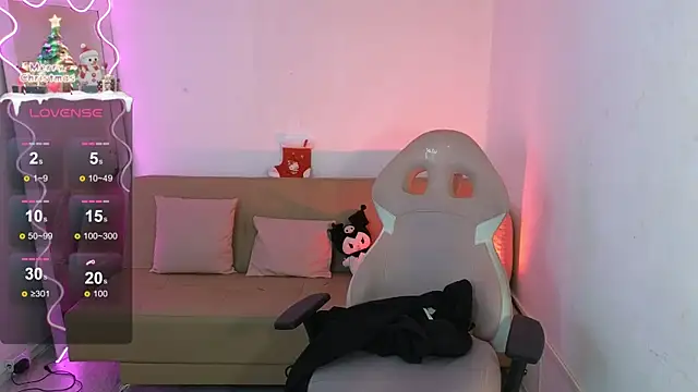 Snapshot of hina_tay chatting on 12.15.24 hina tay online show from 12.15.24