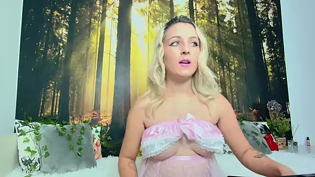 Snapshot of LittleAngelXO chatting on 10.07.25 LittleAngelXO online show from 10.07.25