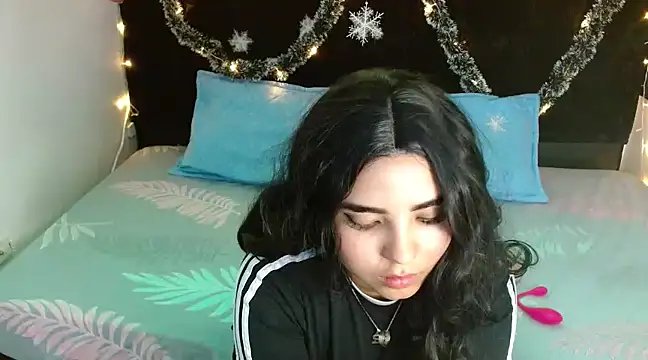 Snapshot of Miapeyton chatting on 12.13.24 Miapeyton online show from 12.13.24