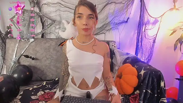 Mollymoon1 online show from 10.31.25