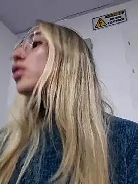 Scarlett Khan online show from 02.22.25