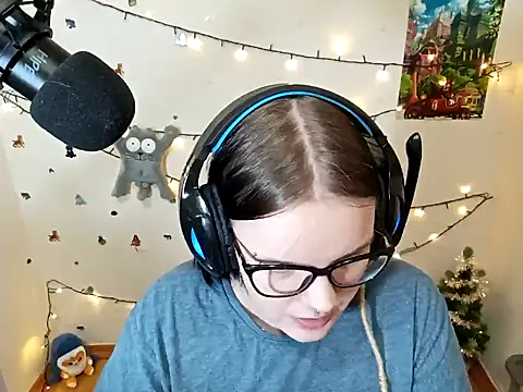 Snapshot of DivaMarisa chatting on 12.23.24 DivaMarisa online show from 12.23.24