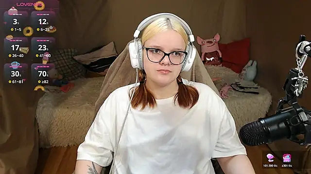 Snapshot of DivaMarisa chatting on 11.23.25 DivaMarisa online show from 11.23.25