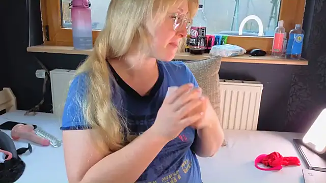 Snapshot of SherryOutdoor1 chatting on 12.22.25 SherryOutdoor1 online show from 12.22.25