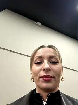 Diamond Bunny  online show from 11.20.25