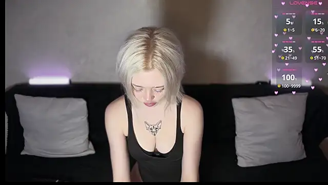 Snapshot of SusieEvans chatting on 10.14.25 SusieEvans online show from 10.14.25