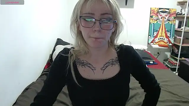 Snapshot of Cloe_five chatting on 04.29.26 Cloe five online show from 04.29.26