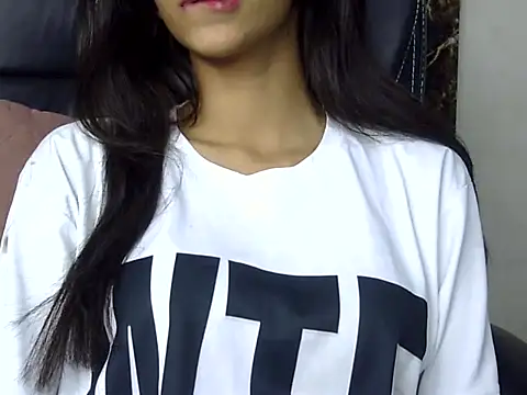 MAAYRA 09 online show from 03.12.25