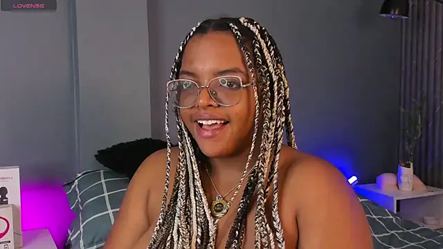 Snapshot of conielaurenth chatting on 02.11.25 conielaurenth online show from 02.11.25