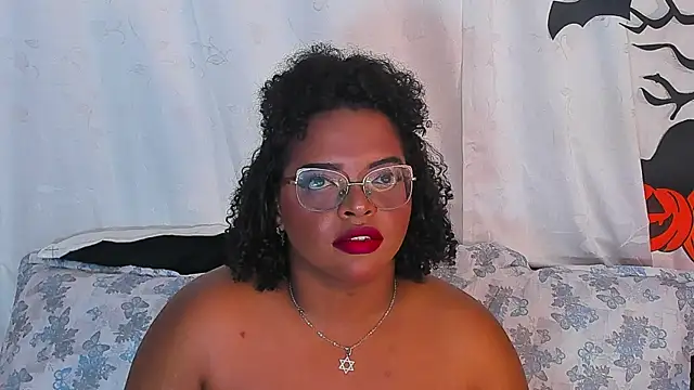 Snapshot of conielaurenth chatting on 11.02.25 conielaurenth online show from 11.02.25